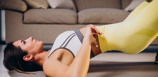 Mulher exercitando-se em casa, focando em como a creatina retenção de líquidos pode afetar o desempenho.