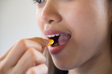 Mulher tomando cápsula de creatina em pó vs cápsulas para suplementação.